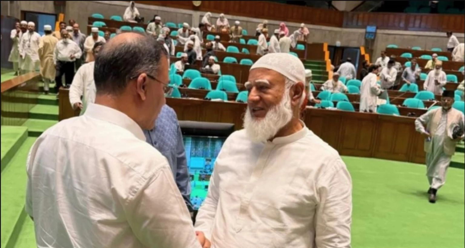 বিরোধীদলীয় নেতার এই বক্তব্যের পরপরই সংসদ কক্ষে হাসির রোল