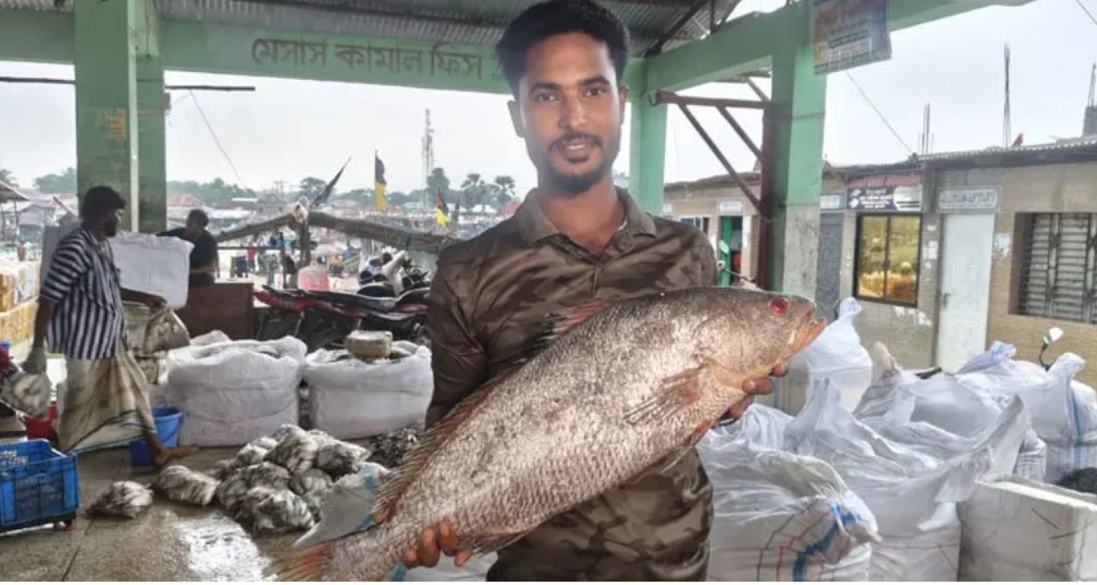 ৪০ হাজার টাকায় বিক্রি হলো বিরল প্রজাতির কালো দাতিনা মাছ