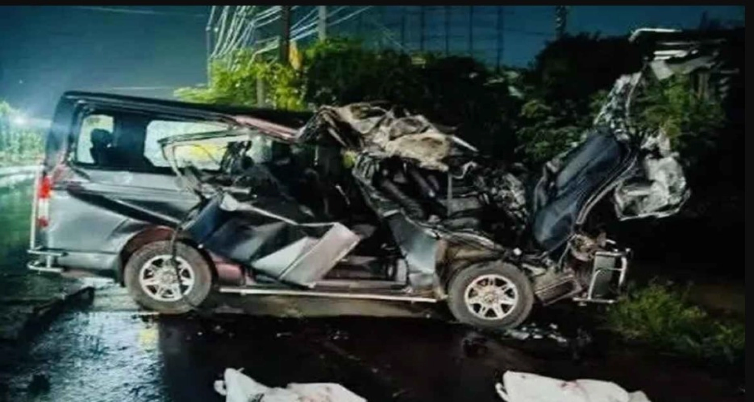 মাইক্রোবাসের সঙ্গে কাভার্ডভ্যানের মুখোমুখি সংঘর্ষ, ৪ জনের মৃত্যু