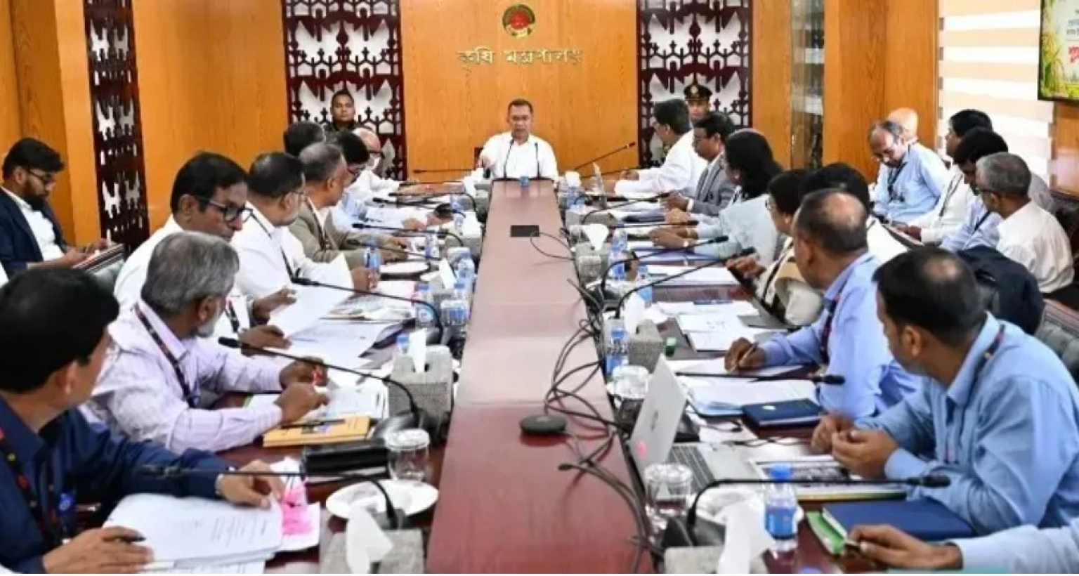 জোর-করে-প্রধানমন্ত্রীর-বৈঠকে-প্রবেশের-চেষ্টা-আটক-করল-এসএসএফ