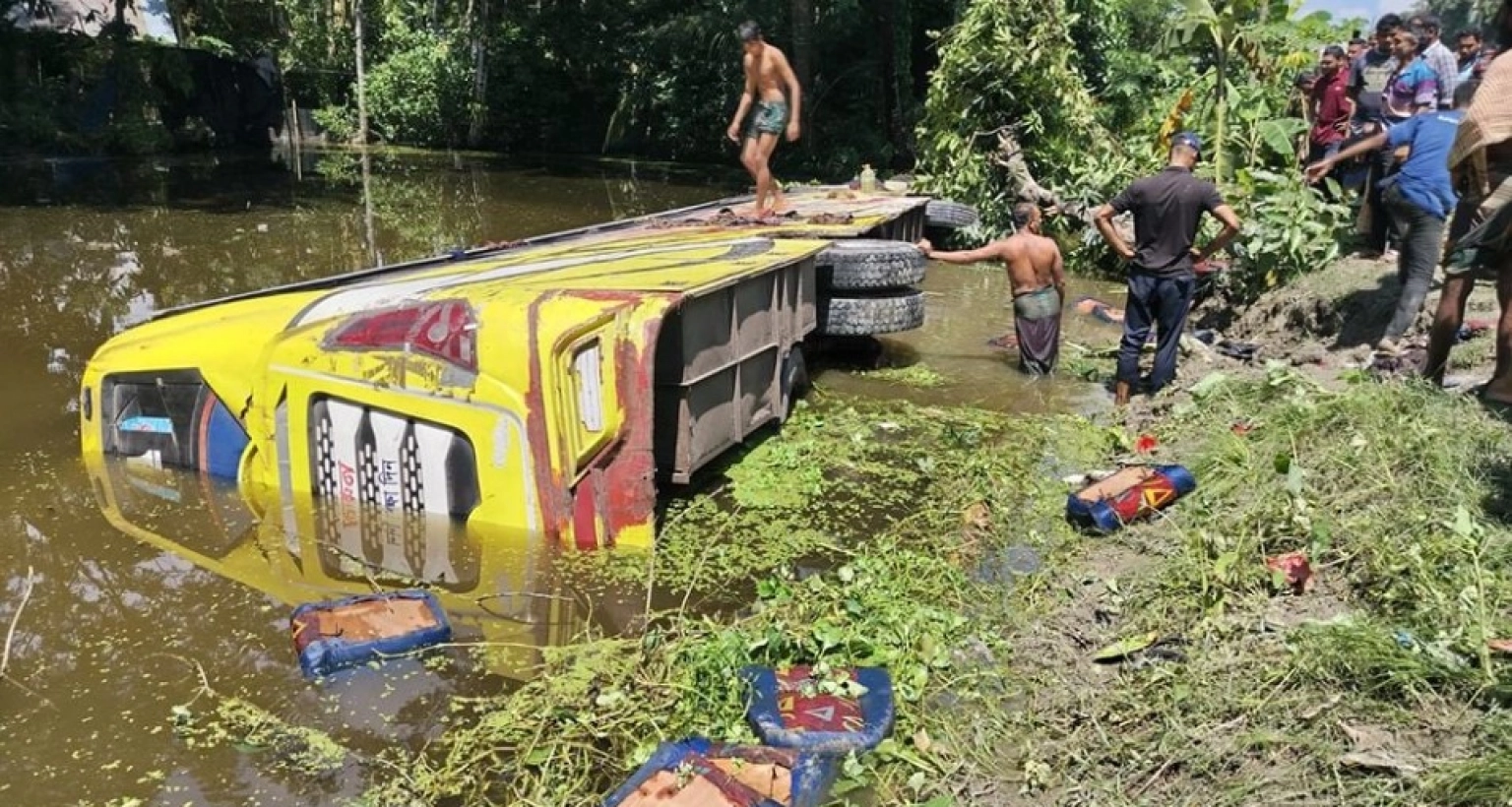 উল্টে পুকুরে গিয়ে পড়ল যাত্রীবাহী বাস