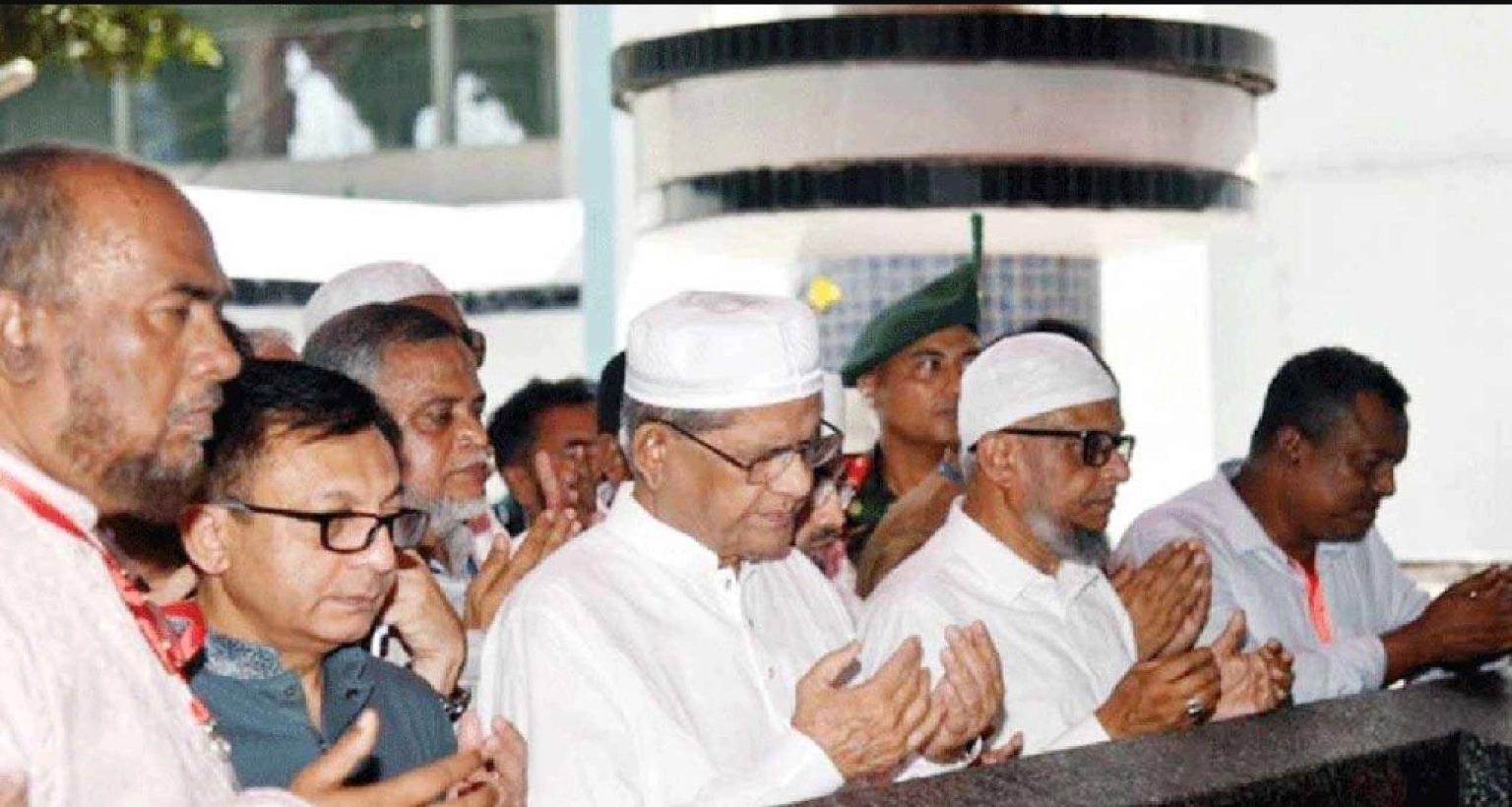  সিলেটে পৌঁছে হজরত শাহজালাল (রহ.) ও হজরত শাহপরান (রহ.)-এর মাজার জিয়ারত করলেন রাষ্ট্রপতি