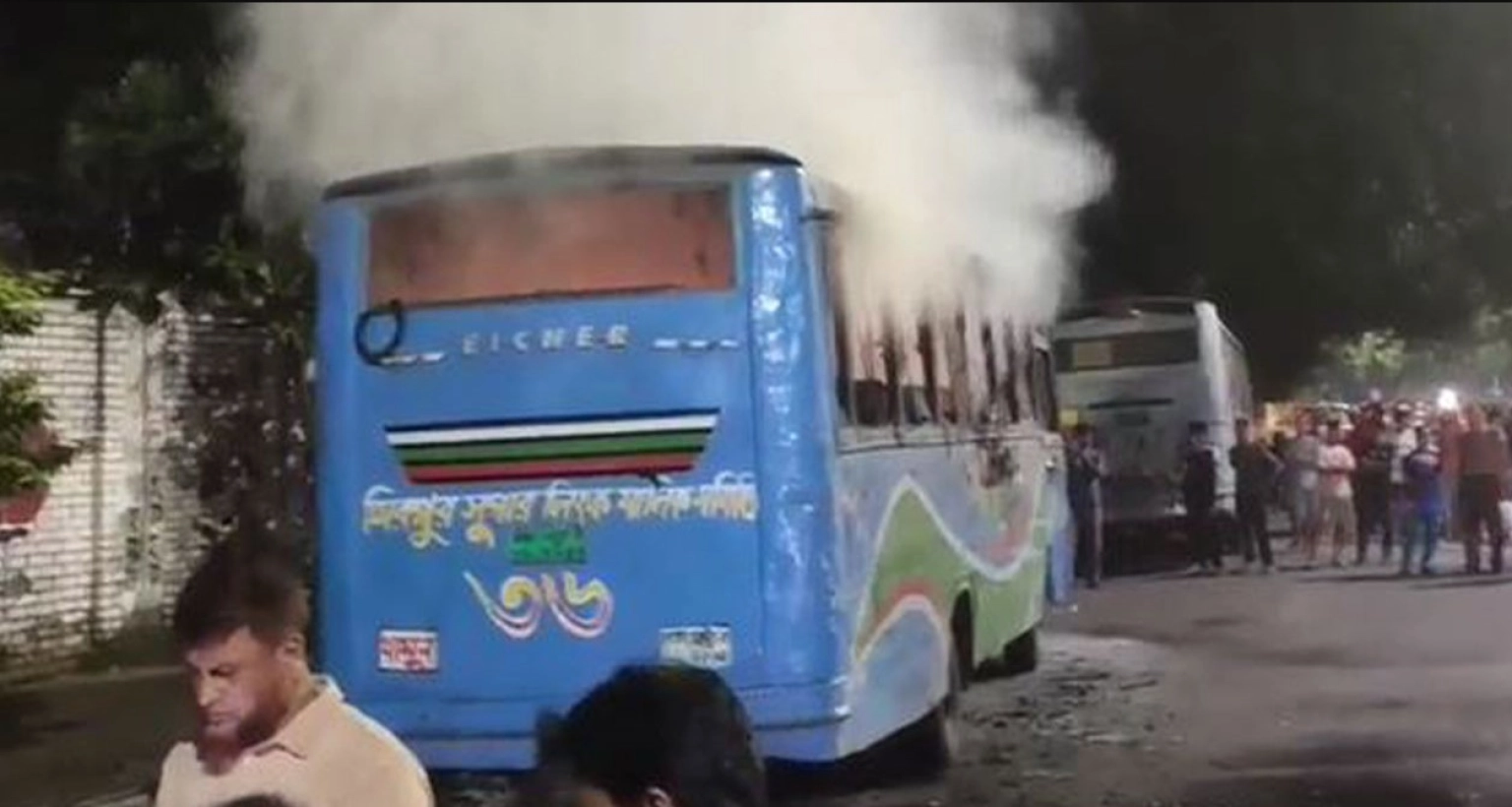 রাজধানীতে যাত্রীবাহী বাসে আগুন