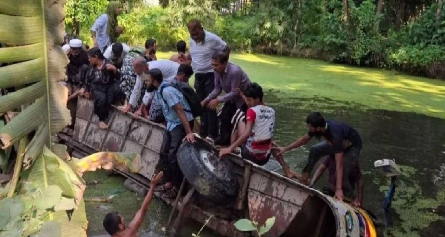 নিয়ন্ত্রণ হারিয়ে পুকুরে উলটে পড়ল যাত্রীবাহী বাস