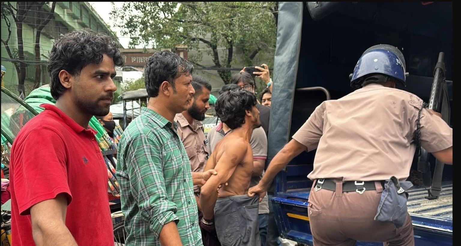 নিষিদ্ধ ছাত্রলীগ সন্দেহে রিকশাচালককে আটক করে পুলিশে দিল ছাত্রদল