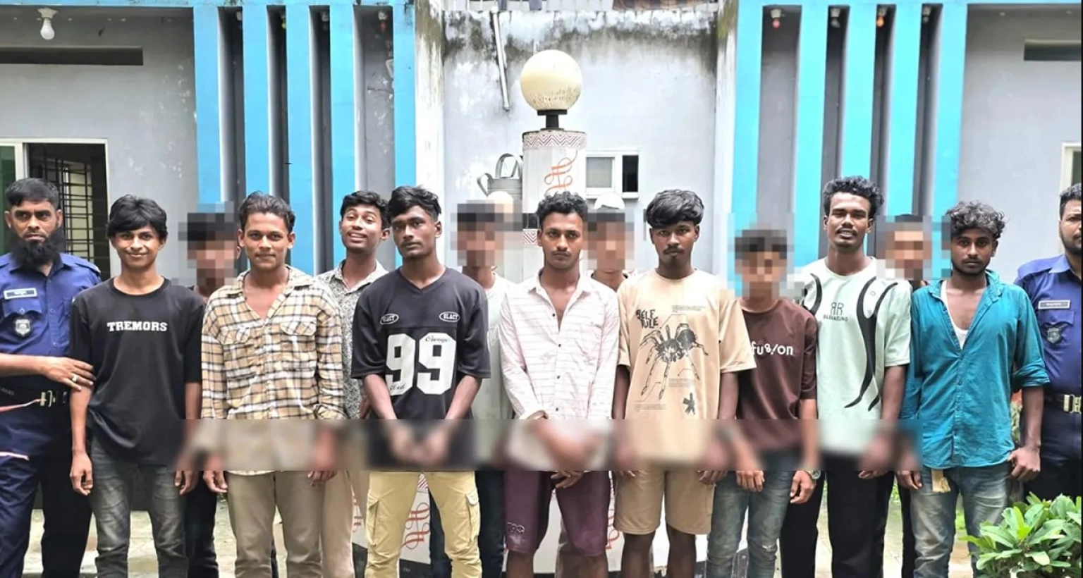 থানার সামনে বিএনপির বিক্ষোভ মিছিলের পর ‘জয় বাংলা’ স্লোগান দিয়ে পাল্টা মিছিল ছাত্রলীগের!