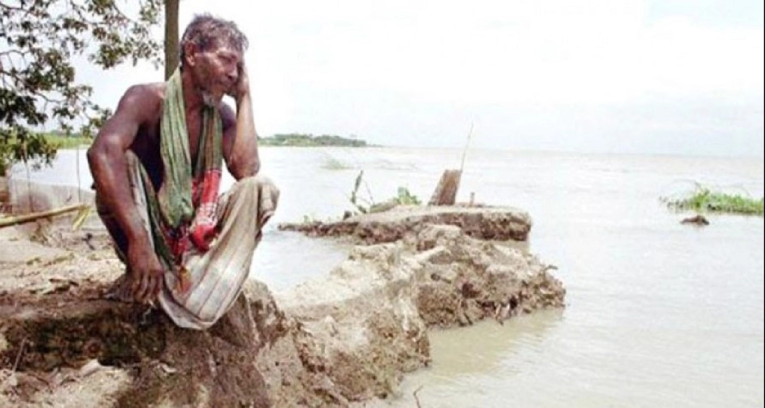 আবারও ভয়াবহ রূপ নিয়েছে পদ্মার ভাঙন, ছড়িয়ে পড়েছে আতঙ্ক