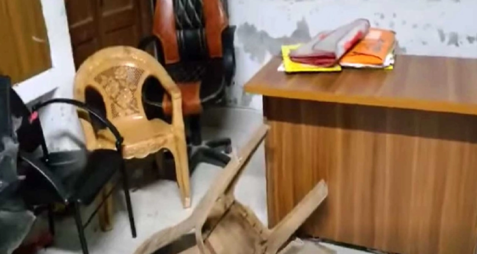 দাউদকান্দি থানার ভেতর ভাঙচুর 