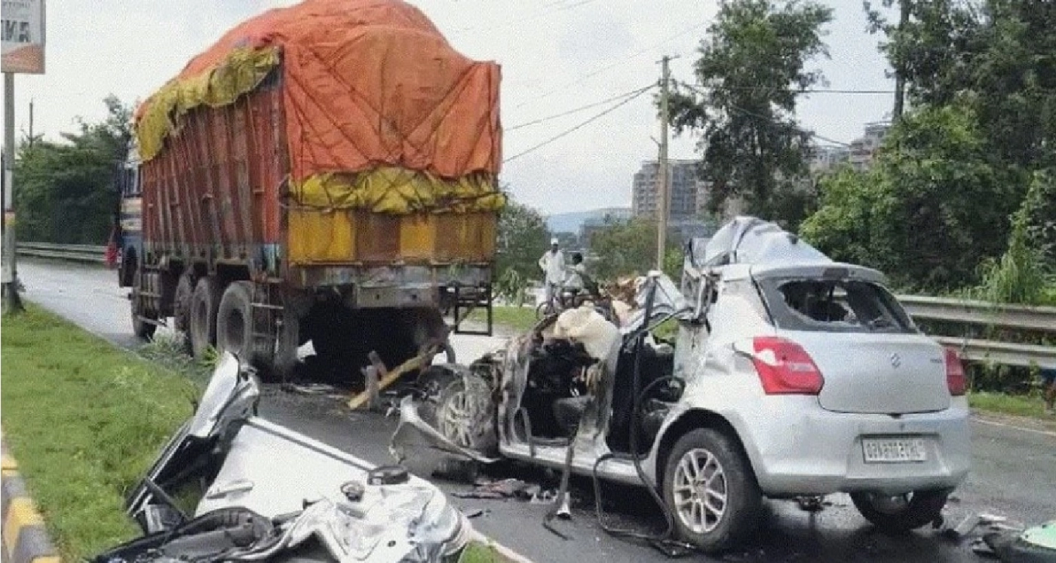 দুর্ঘটনায় গাড়িটি দুমড়েমুচড়ে যায়, মন্ত্রীর মেয়েসহ নিহত ৪