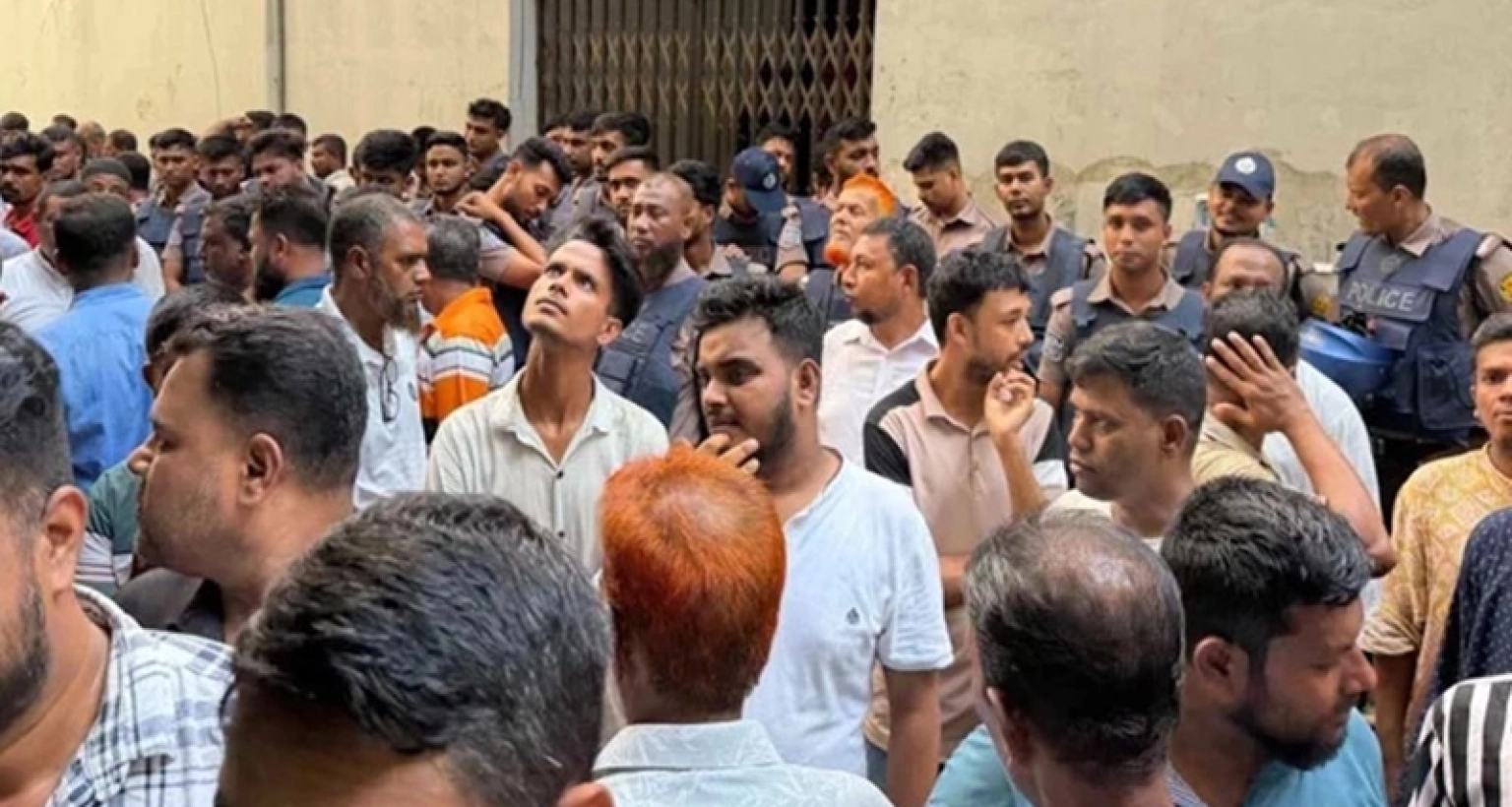 জাসদ কার্যালয় থেকে বিপুলসংখ্যক কার্যক্রম নিষিদ্ধ আ. লীগ নেতাকর্মী আটক