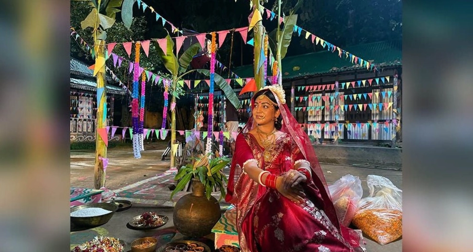 বিয়ের-আসরে-বধূ-সেজে-বসে-আছেন-প্রভা