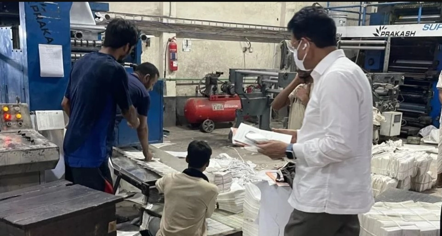 পাঠ্যবইয়ের-গুণগত-মান-যাচাই-করতে-মধ্যরাতে-ছাপাখানায়-শিক্ষামন্ত্রী