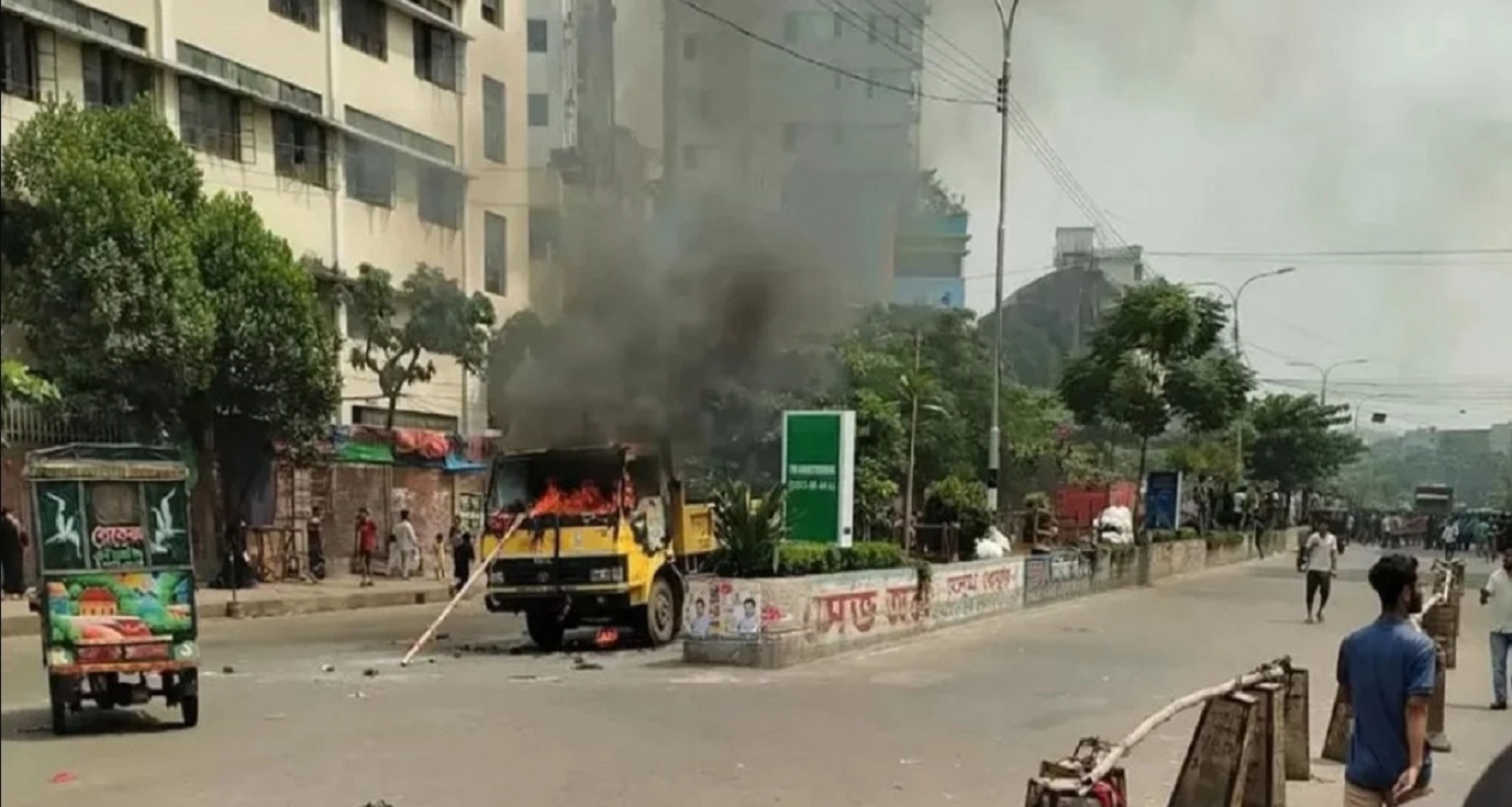 রাজধানীতে পুলিশের গাড়ি ভাঙচুর ও সিটি করপোরেশনের গাড়িতে আগুন