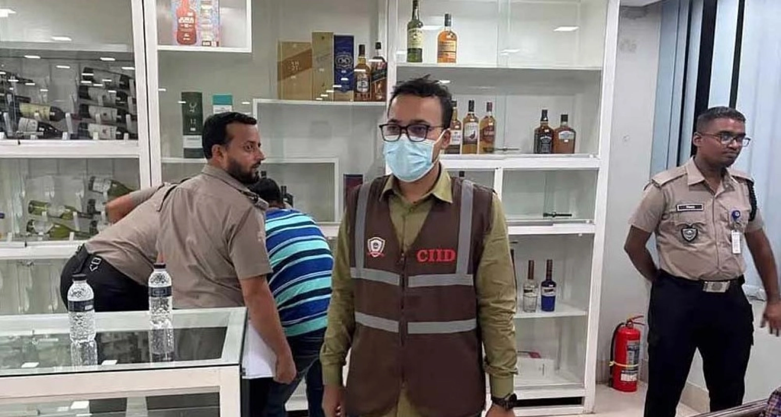 গভীররাতে এক যৌথ অভিযান, সালমান মুক্তাদিরের শ্বশুরের ৪ মদের গুদাম সিলগালা 