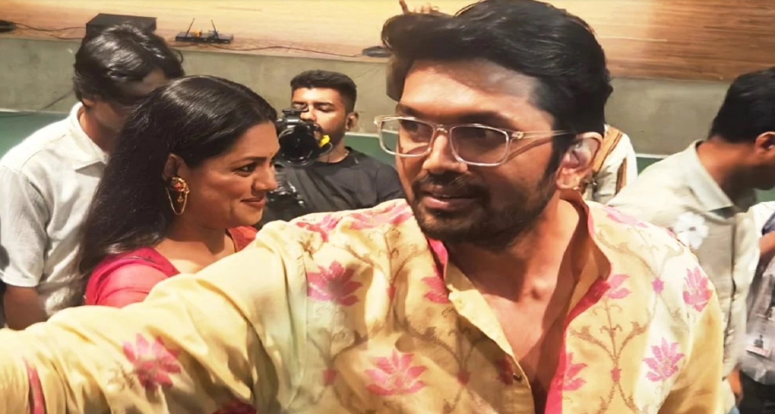 শুভর এমন জবাবে উপস্থিত প্রায় সকলেই হেসে ওঠেন