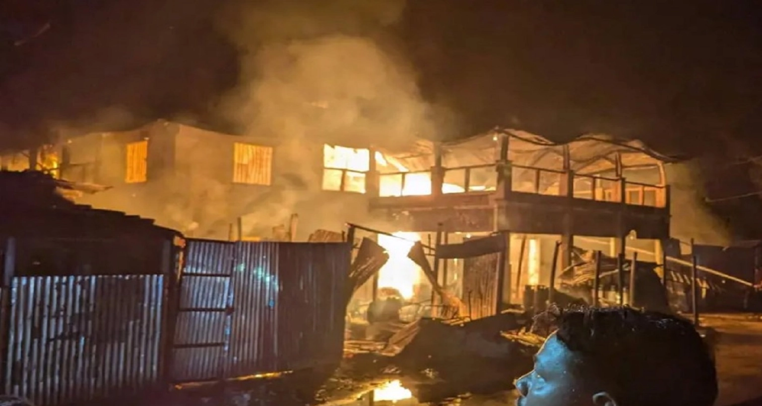 ঐতিহ্যবাহী ঝলমল সিনেমা হলে ভয়াবহ আগুন