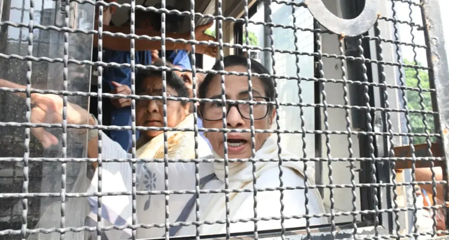 দিল্লিতে মমতা বন্দ্যোপাধ্যায় আটক