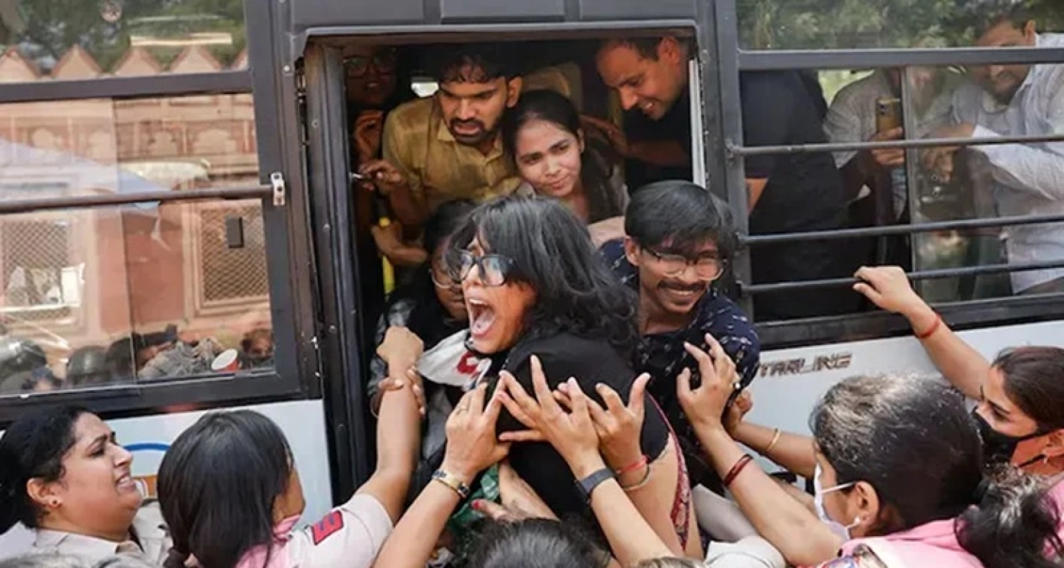 দিল্লি জুড়ে যুদ্ধকালীন পরিস্থিতি