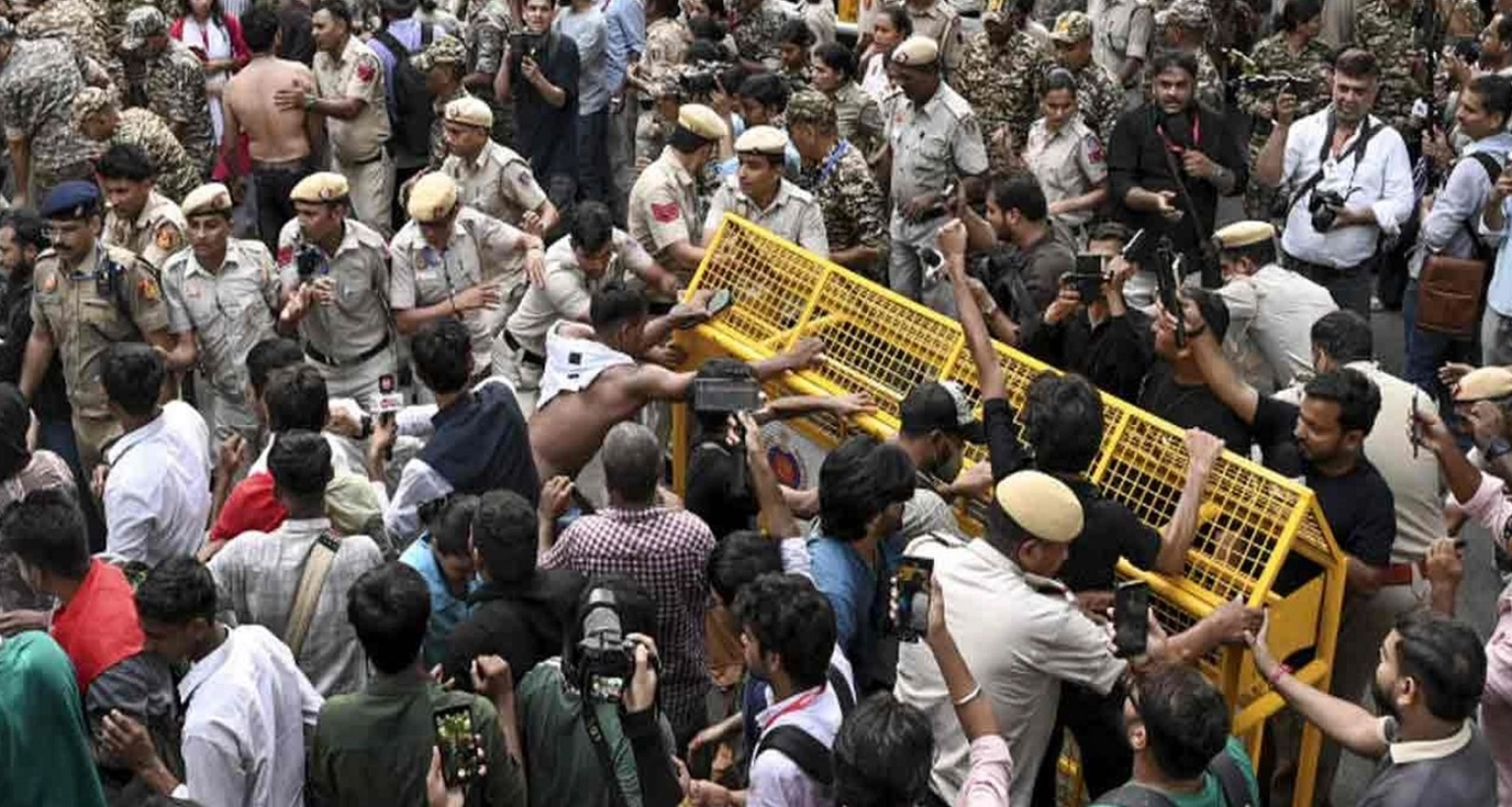 ভারতে সাবেক চার মুখ্যমন্ত্রীসহ দুই হাজারের বেশি বিক্ষোভকারী আটক