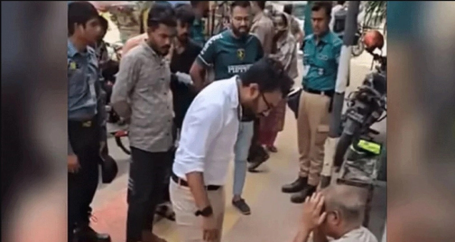 রাজধানীর ফুটপাতে বয়স্ককে মারধর-কান ধরে ওঠবস, জানা গেল আসল কারণ