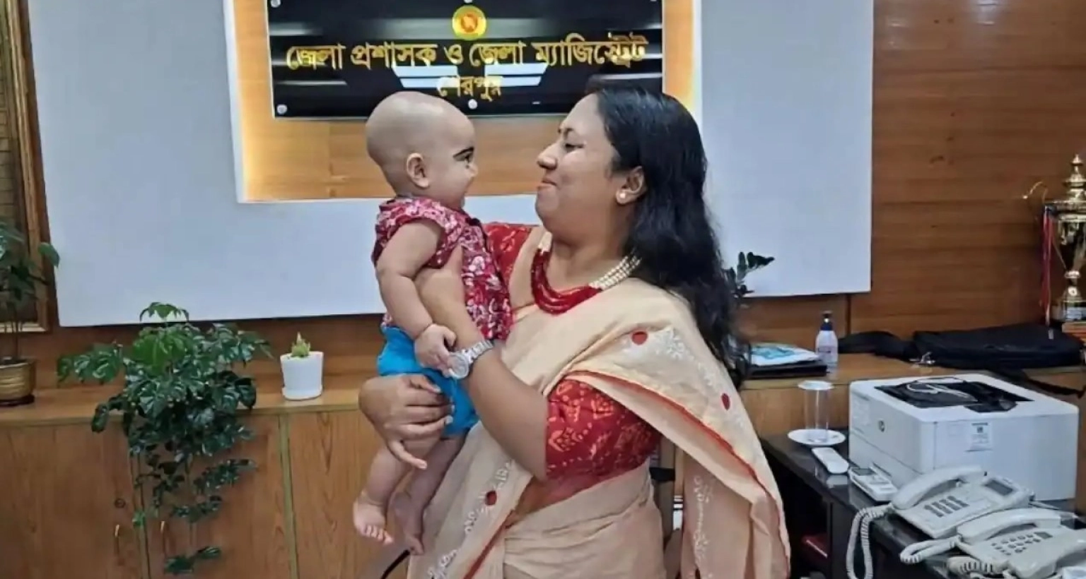 কান্নায়-ভেঙে-পড়ে-এতিম-শিশু-আব্দুল্লাহ-আবেগ-ধরে-রাখতে-পারেননি-জেলা-প্রশাসকও
