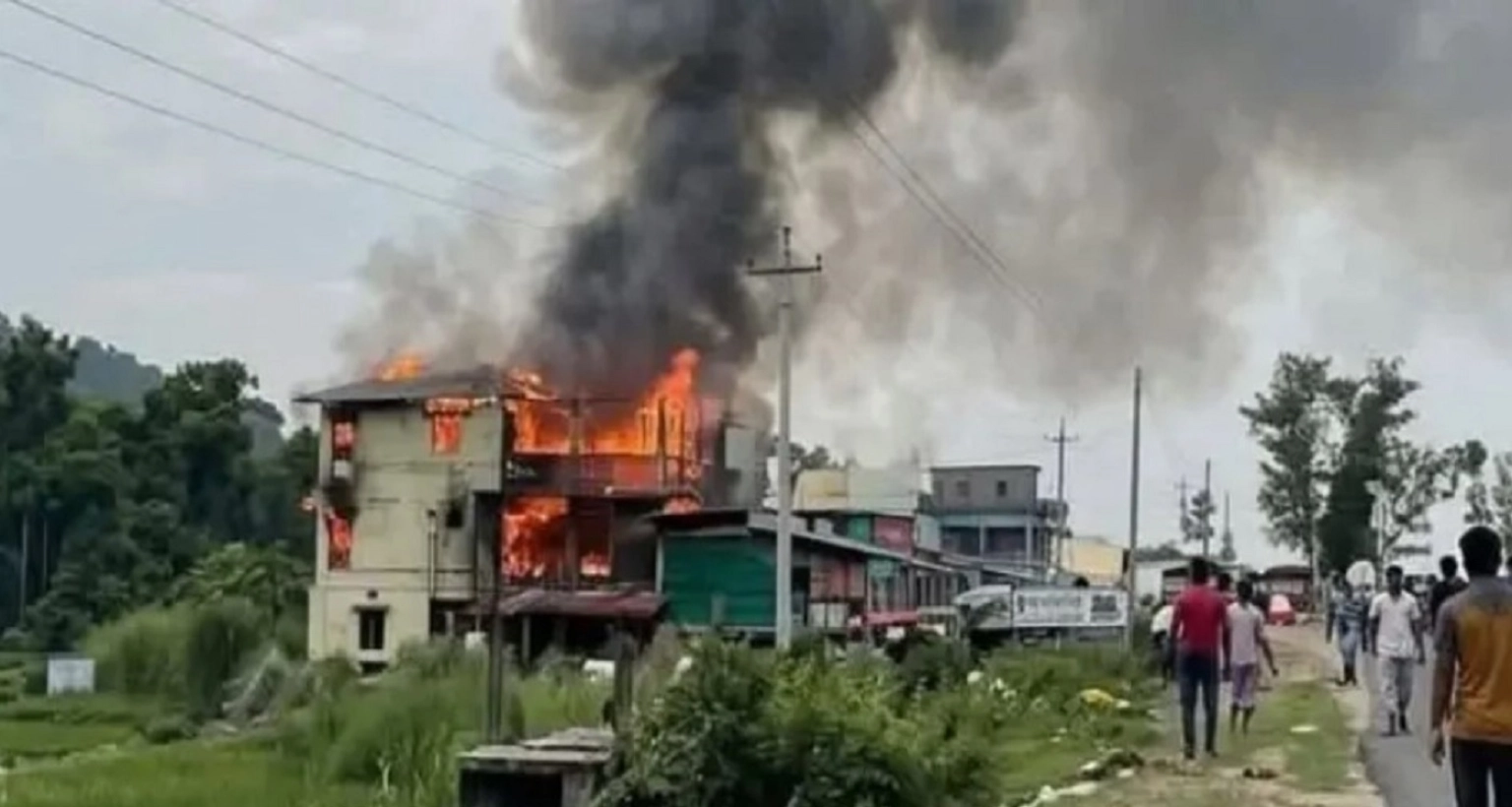পুড়ে ছাই হয়ে গেছে কক্সবাজারের রিসোর্টটি , নিহতের সংখ্যা বেড়ে ১০