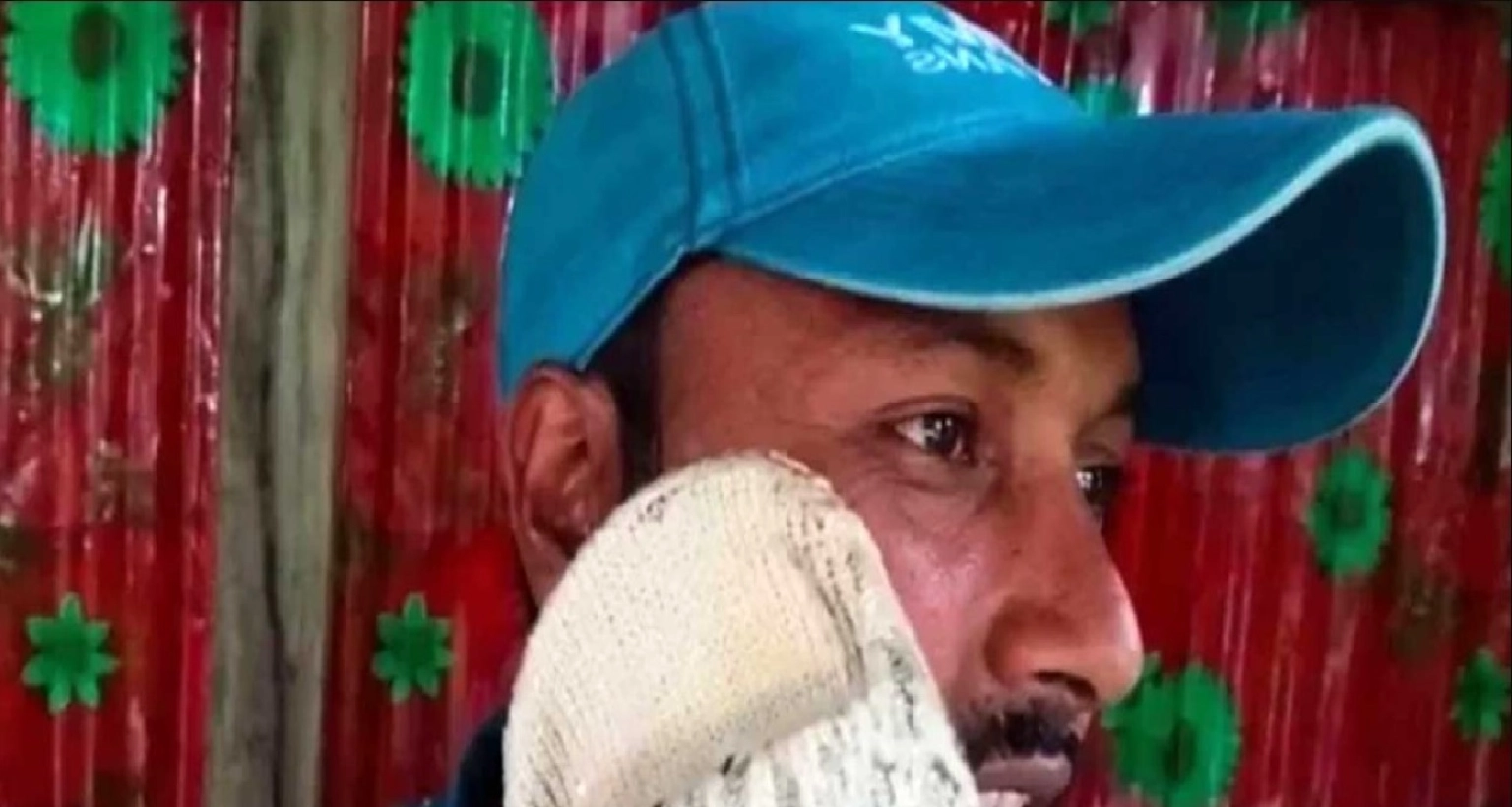 নিজের গালে নিজের জুতাপেটা এক ছাত্রদল নেতার!