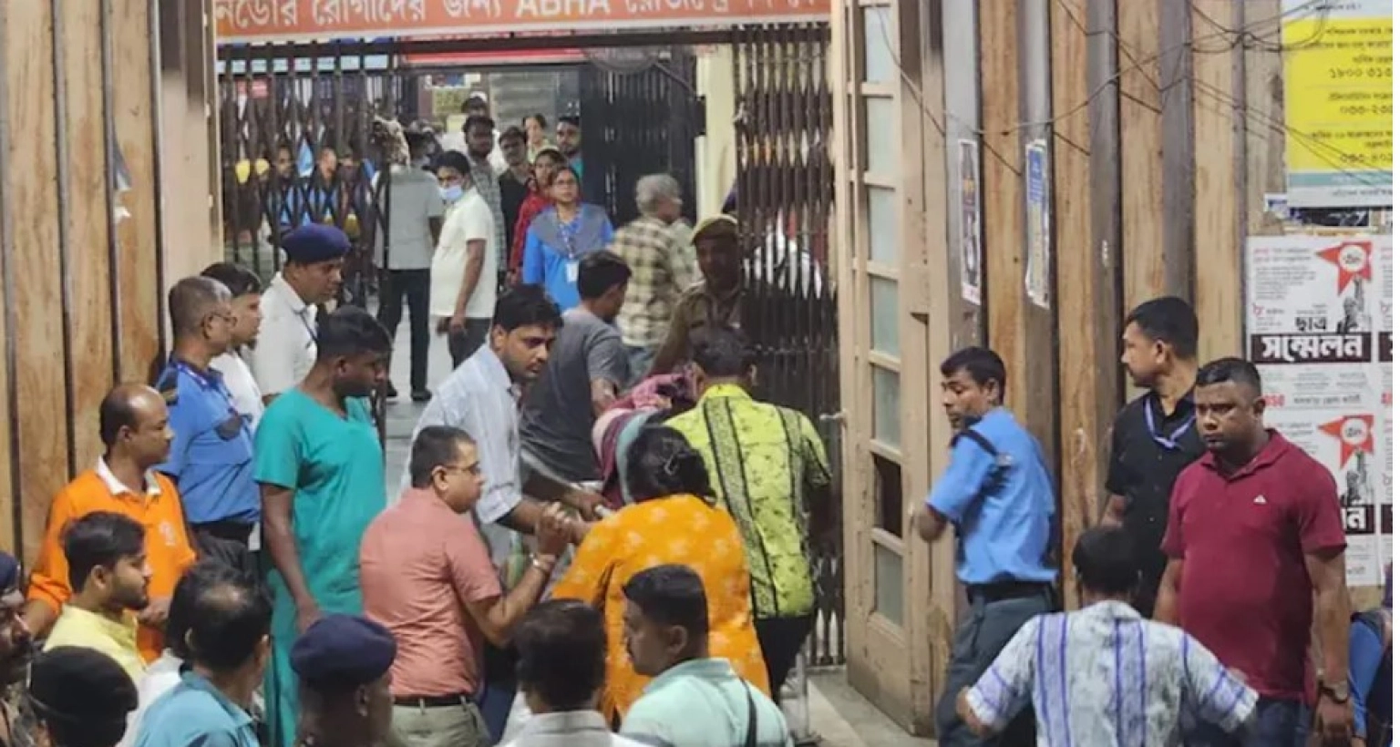 কলকাতায়-পূজামণ্ডপে-পদদলিত-হয়ে-এখন-পর্যন্ত-১৭-জনের-মৃত্যু