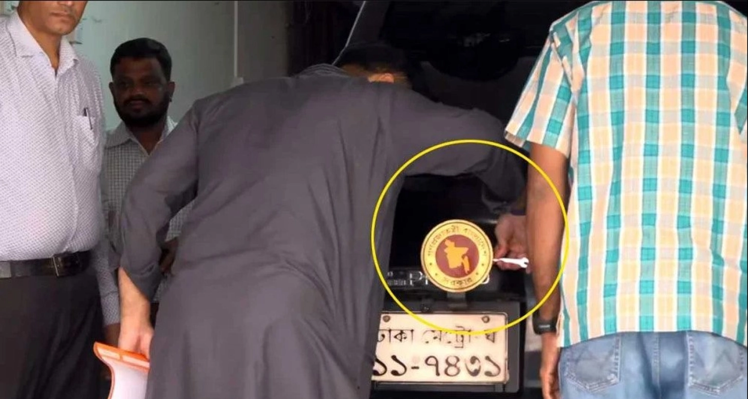 নিজ-হাতে-গাড়ি-থেকে-সরকারি-লোগো-খুলে-ফেললেন-ইশরাক-হোসেন