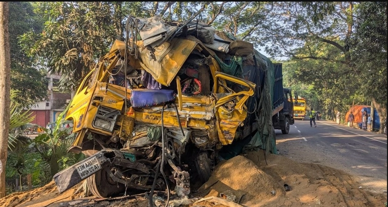 বাস-ট্রাক সংঘর্ষে ১৪ জনের মৃত্যু