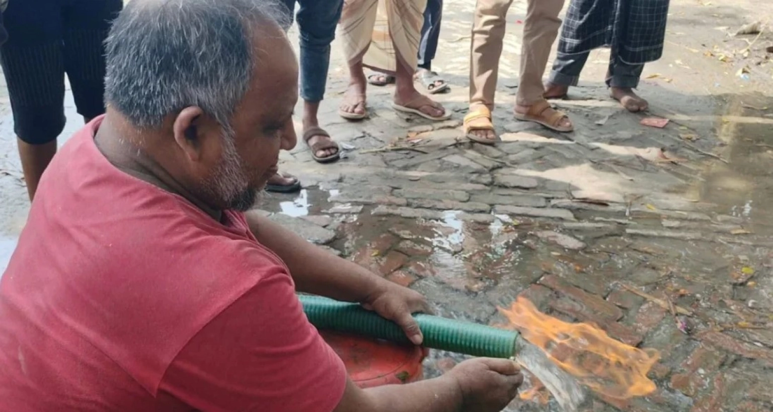 কোটালীপাড়ায়-পানির-পাম্প-থেকে-বের-হচ্ছে-গ্যাস-আগুন-জ্বলছে-দাউ-দাউ-করে