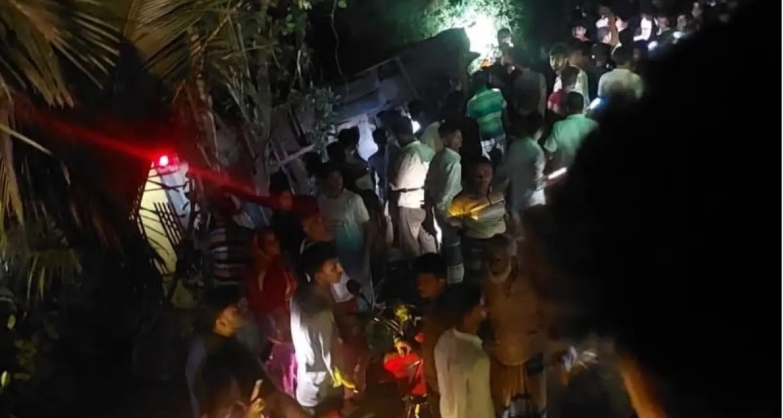 পুকুরে গিয়ে পড়ল জামায়াতের লংমার্চের বাস