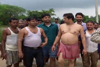 সাঁতরে ত্রাণ দিয়ে নজির সৃষ্টি এক এমপির