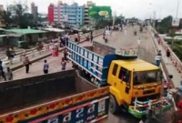 অবরোধ চলছে বুড়িগঙ্গা প্রথম সেতুতে