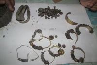 মাটির নিচে পাওয়া সোনা-রূপাভর্তি কৌটার রহস্য