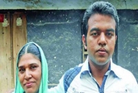 একসঙ্গে মা-ছেলের এইচএসসি পরীক্ষা, এগিয়ে ছেলে