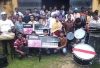 দুর্গাপুর ও কলমাকান্দা উপজেলায় বাদ্যযন্ত্র বিতরণ