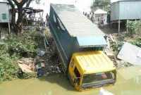 রাস্তার কাভার্ড ভ্যান দোকানে, নিহত ১