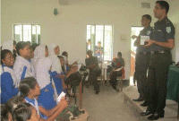 রুটিন হাতে ক্লাসে পুলিশ