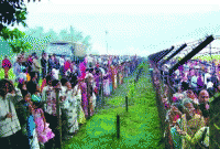 নববর্ষে দুই বাংলার মিলনমেলায় বাঁধভাঙা জোয়ার নববর্ষে দুই বাংলার মিলনমেলায় বাঁধভাঙা জোয়ার