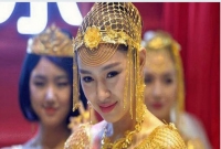  আড়াই কোটির সোনায় মোড়া বিয়ের পোশাক, কিনবেন?