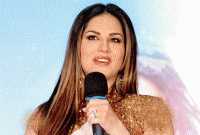 সানি লিওনের সাথে কথা বলতে যা করতে হবে