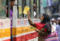 দাওয়াখানার লিফলেট বিতরণের কাজ পেয়েছেন প্রভা!