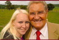 ৮৪ বছরের হলিউড তারকার প্রেমে ২৫ বছরের তরুণী!