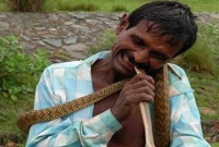  সাপখেকো মানব!