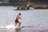 পানির ওপর দিয়ে দৌড়ে বিশ্ব রেকর্ড!