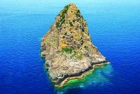 সাগরের মাঝখানে চুম্বকের দ্বীপ