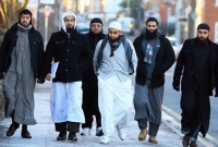 রাস্তাঘাটে বসতে নিষেধ করেছেন নবীজী (সাঃ)