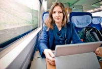 এই সেই তরুণী, চলন্ত ট্রেনেই যার ঘর-সংসার!