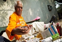 ভিক্ষা করে ওষুধ বিলানোই তার কাজ